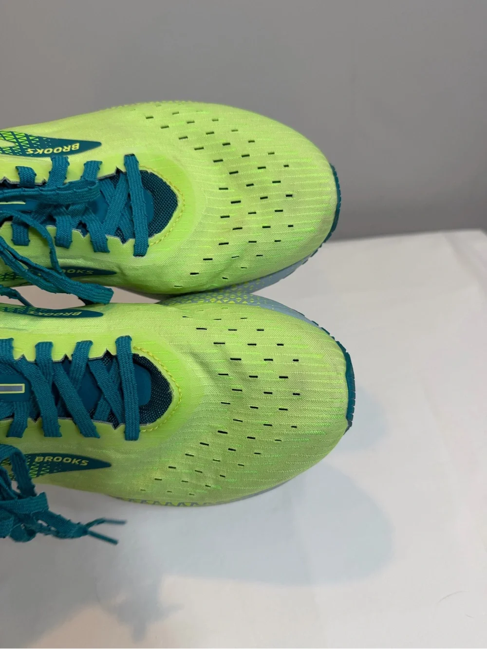 Brooks Hyperion Tempo running shoes in the bright Green/Kayaking/Dusty Blue 11